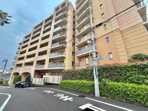 明るい色調とシンプルなデザインが印象的な建売住宅の外観。清潔感が漂い、季節の移り変わりとともに美しい表情を見せる家です。長く愛されるデザインで、住む人に安心感と快適さを与えてくれます。