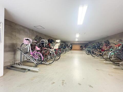 広々とした屋根付き駐輪場は、お子様の自転車や家族のサイクリング用品も余裕で収納できます。雨の日も安心、快適な毎日をサポートします。