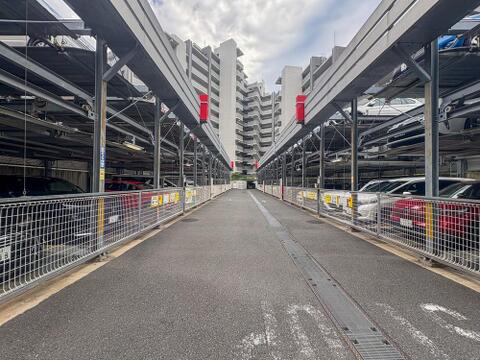 広々とした立体駐車場は、お車の出し入れもスムーズで快適。お子様との外出や、たくさんお買い物をした日も安心、家族のカーライフをしっかりサポートします。