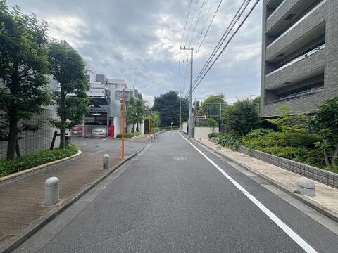広々とした歩道と豊かな緑が心地よい、物件へのアプローチ。静かで安全な環境は、お子様との毎日を穏やかに育むファミリーに理想的です。