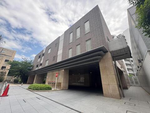 落ち着いたレンガ調の外観が印象的な物件です。広々としたアプローチは、お子様との外出もスムーズ。空の広がる開放的な環境で、家族の毎日を豊かに彩ります。