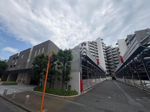 都会的なデザインが目を引くマンション。敷地内の駐車場で、お出かけもスムーズ。家族の時間を豊かにする、安心と快適が共存する住まいです。