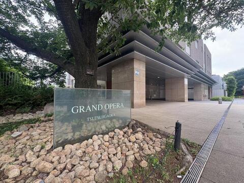 緑豊かな木々とモダンな建物が調和するエントランス。お子様との散歩も楽しめる、落ち着いた住環境が魅力です。洗練されたデザインが家族の帰りを優しく迎えます。