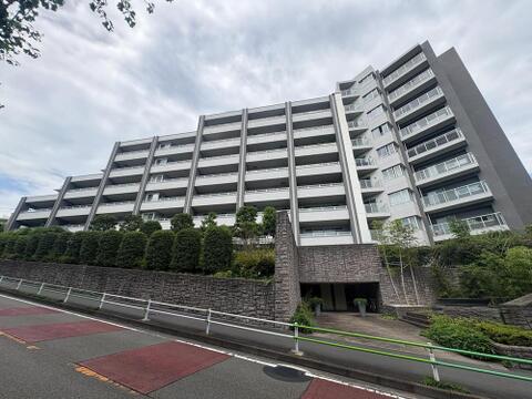 傾斜地を活かした個性的な外観が目を引くマンション。緑豊かな環境で、お子様とのびのびと過ごせる、穏やかな暮らしが待っています。