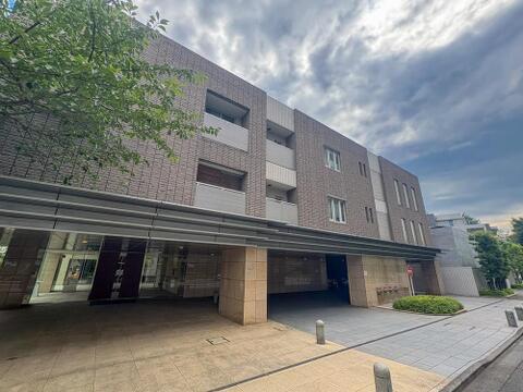 落ち着いた色合いの外観が街並みに調和する、洗練されたデザインのマンションです。豊かな植栽が彩り、家族の暮らしを優しく包む住環境が魅力。駐車場も完備で、お出かけもスムーズです。