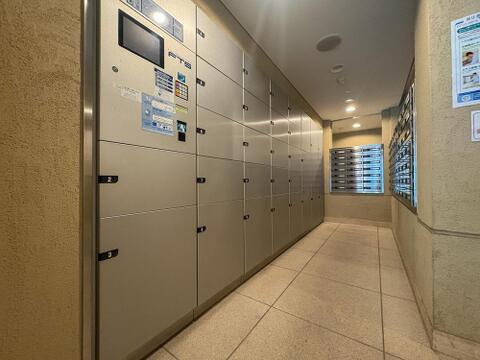 忙しいご家族に嬉しい宅配ボックスと集合ポストを完備したエントランス。不在時でも荷物を受け取れるので、共働き世帯や子育て世代の強い味方です。
