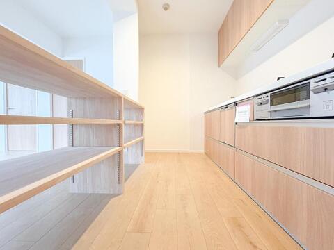木のぬくもりを感じる明るいキッチンは、収納力も抜群。お子様と一緒に料理を楽しむ時間も、きっと素敵な思い出になります。