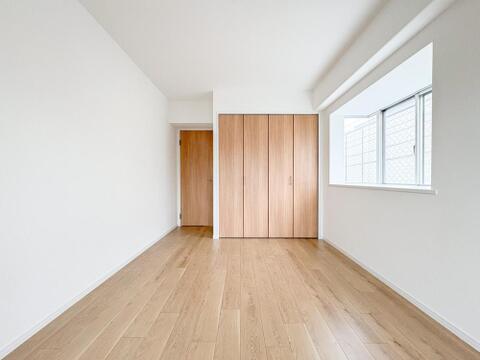 明るい陽光が差し込む居室は、お子様の成長に合わせて様々に活用できます。大容量のクローゼットで、お部屋をいつもすっきりと保てます。