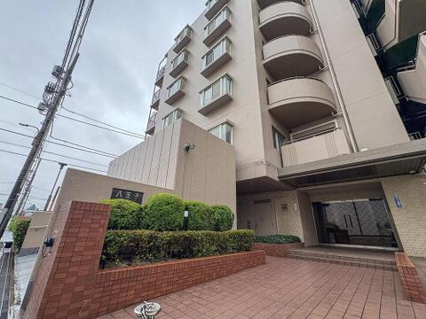 洗練されたデザインのエントランスは、来客を心地よく迎え入れます。広々としたアプローチは、ベビーカーや小さなお子様との出入りもスムーズで、家族の毎日を優しく迎えます。