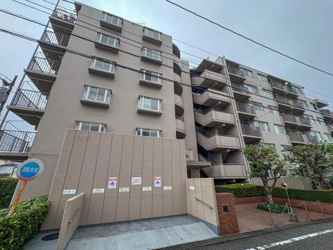 洗練されたデザインの外観が目を引くマンション。広々としたバルコニーで、家族の思い出を育む毎日を。