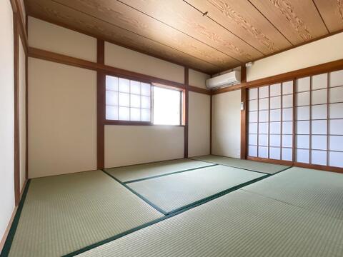 落ち着きの和室。障子からやわらかな光が差し込み、心から寛げる癒やしの空間。