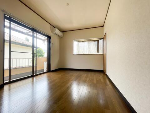 大きな掃き出し窓から心地よい光が注ぐ洋室。バルコニーへ直接出入りでき、毎朝の空気入れ替えも快適です。