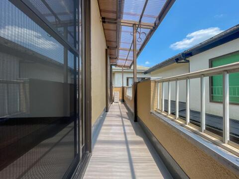 青空が広がる爽快なワイドバルコニー。屋根付きで急な雨でも安心、お洗濯物も広々と干せます。