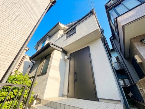 中古戸建てながら、外観は丁寧に手入れが行き届いており、清潔感が感じられます。趣のあるデザインが魅力で、落ち着いた街並みにも馴染む佇まいが、家族の新しい暮らしを迎え入れてくれます。