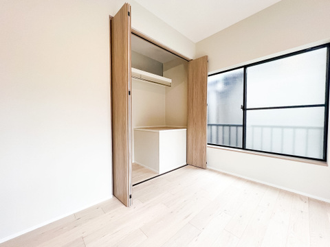 収納力のある居室は、衣類や荷物がすっきりと収まり、広々とした空間が確保されます。整理整頓が楽にできるため、日常の生活が快適で充実したものに変わります。