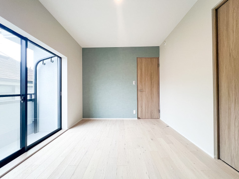 広々な子供部屋は、のびのびと過ごせる空間が魅力です。明るい日差しが差し込み、遊びや勉強に集中できる居心地の良い環境となります。お子さまの成長に合わせたレイアウト変更もしやすく、収納も充実しています。