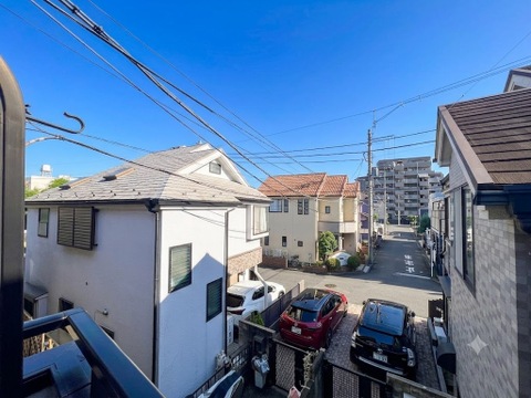 部屋からの眺望が素晴らしく、日常生活に豊かさを感じられる住まいです。遠くの景色が見渡せるため、気分転換やリフレッシュに適した環境が整っており、穏やかな時間を楽しめます。