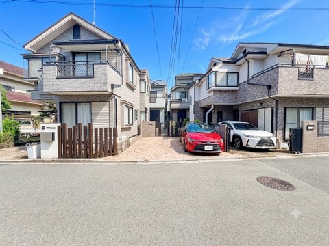 閑静な住宅街に立地するため、周囲の喧騒を感じることなく落ち着いて過ごせる住環境が魅力です。穏やかな空気が流れ、日常の疲れを癒すためのゆったりとした時間が過ごせる住まいです。