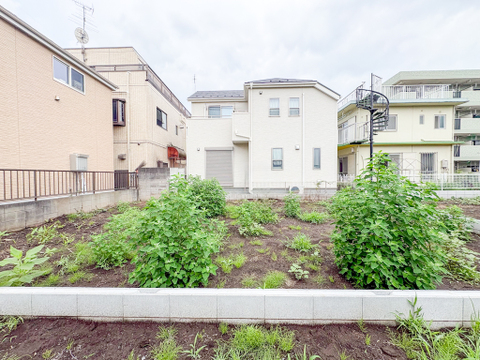 現地は4つの住宅が生まれるエリアです。最終の3号棟区画での新生活をお楽しみください。(2026年6月末撮影)
