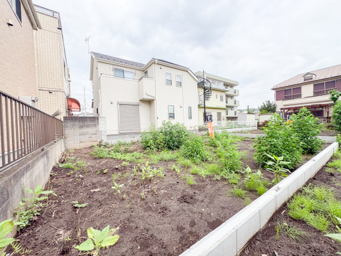 建物が建つ南東側からの撮影。建物が建つイメージを現地で膨らませましょう。(2026年6月末撮影)