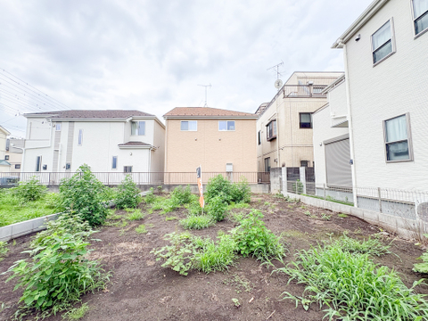 四季折々の自然を感じられる、緑豊かな住環境が魅力の物件です。静かで穏やかな空気が流れ、日々の暮らしの中で癒しを感じられる、心地よい住まいが広がっています。(2026年6月末撮影)