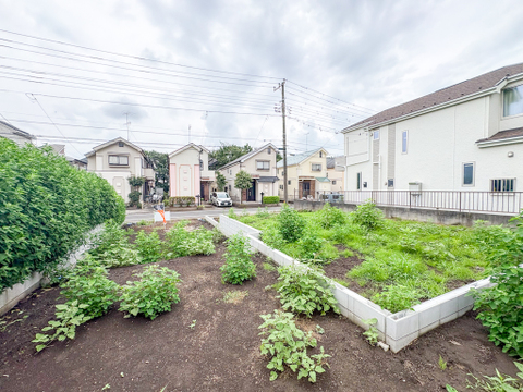 落ち着きのある住宅街に立地し、日常の生活が静かに流れる環境が魅力です。周辺には緑も多く、散歩やジョギングにも最適。心身ともにリラックスできる住環境が整っています。(2026年6月末撮影)