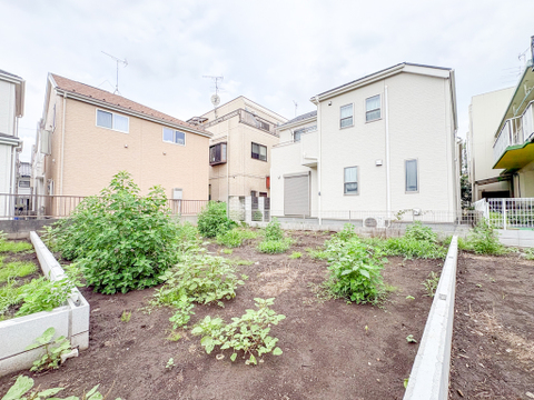自然に囲まれた立地で、心安らぐ暮らしが叶う住まいです。窓を開ければ爽やかな風と鳥のさえずりが心地よく、喧騒を離れた穏やかな時間が流れる環境が整っています。(2026年6月末撮影)
