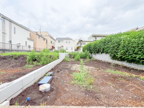 静かな住宅街に位置しており、騒音を気にせずリラックスした毎日を楽しめます。安心感のある環境が整っているため、小さなお子様がいるご家庭や静かに暮らしたい方にもぴったりの立地です。(2026年6月末撮影)
