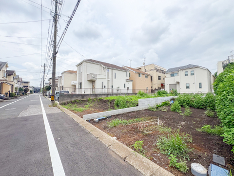 第一種低層住居専用地域に位置しています。背の高い建物がなく、日差しが届きます。(2026年6月末撮影)