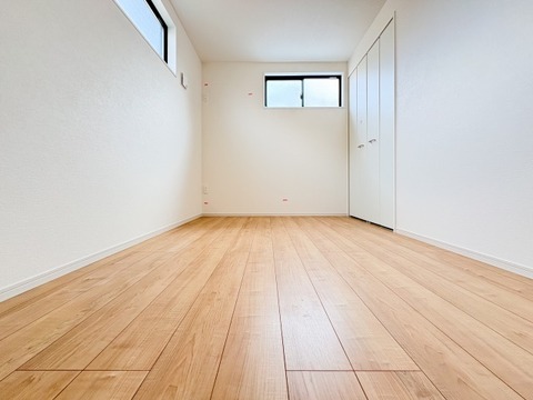 ゆとりある広さの居室は、家具の配置がしやすく使い勝手の良い空間です。採光も良好で、生活スタイルに合わせて自由にレイアウトできます。