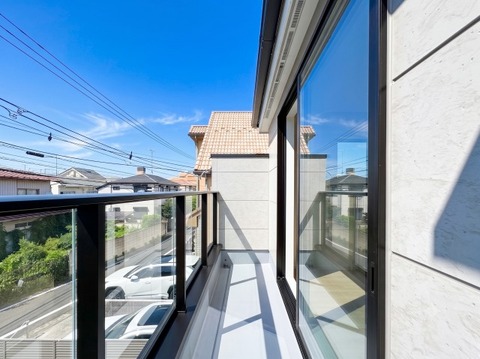 ゆとりある広さのバルコニーは、洗濯物がたっぷり干せるうれしい設備です。屋外の空気を感じながらくつろげるスペースとしても活用でき、生活の幅が広がります。