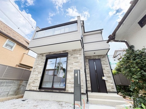 重厚感のある住まいの外観は、住む人に安心感をもたらします。シックな色合いが特徴で、落ち着いた雰囲気の中に温かみを感じるデザイン。長く愛着が持てる外観が魅力の住まいです。