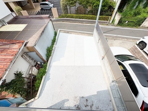 普通車2台が駐車できる敷地設計。ご家族それぞれの車をとめられるちょうど良い駐車スペースは、毎日の利便性を高めるうれしいポイントです。
