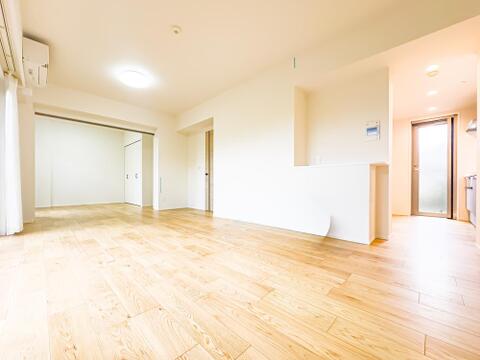 広々としたLDKは、開放的な雰囲気で住まう人の暮らしをワンランク上に導いてくれる、そんな期待に満ちた住空間です。2026/6/29撮影