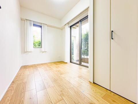 ホワイトベースの約4.5帖の居室は、飽きが来ず家具やレイアウトが映えるお部屋です。テラスに出ることができます。2026/6/29撮影