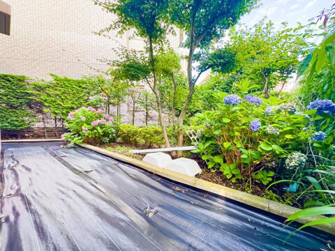 ガーデニングや家庭菜園が楽しめる、プライベート感のある自分専用のお庭スペース。特別を感じる魅力的な空間です。2026/6/29撮影
