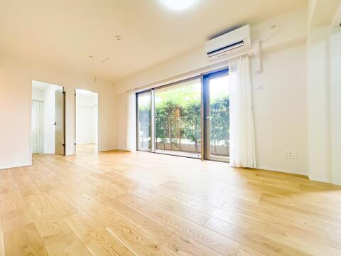住まう人の感性を刺激する上質なリノベーション空間。良い物に触れ、良い場所に身を置く喜びが、暮らしの質を高めてくれます。エアコンを新規設置済みです。2026/6/29撮影