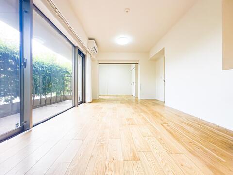 日当たり良好なLDKは、温かな陽光と爽やかな風が通り抜ける安息の住空間。帰ってきたくなる場所、安心できる場所として住まいにおける役割は重要です。2026/6/29撮影