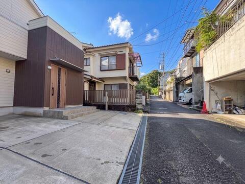 「落ち着いた前面道路」幅員約4mの公道に面した閑静な住宅街。車の通り抜けが少なく駐車もスムーズ。