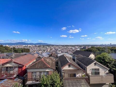 「高台ならではの開放的な眺望」見晴らし抜群のスカイビュー。爽やかな青空と街並みを見下ろす特等席。