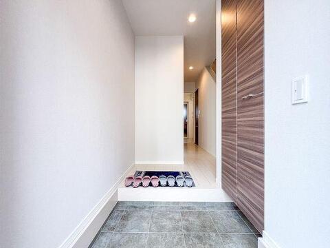 「明るく清潔感のある玄関」木目調の建具が温かみを添える空間。