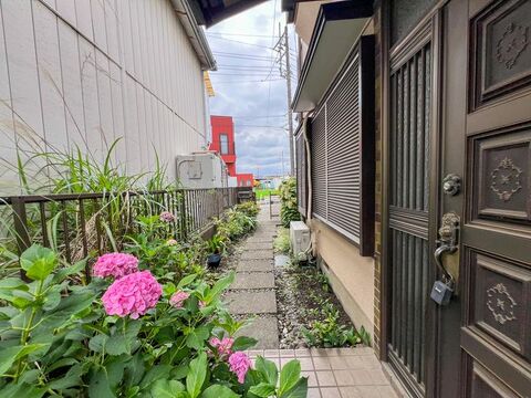 【玄関】重厚感のあるお洒落なデザインの玄関扉。ポーチ灯やタイル敷きで品のある佇まいです。