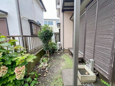 【お庭スペース】便利な外水栓付き。ガーデニングやちょっとした作業スペースにも最適です。