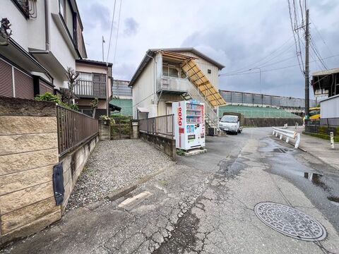 【前面道路側】道路からの見通しが良く、防犯面でも安心感のあるすっきりとした入り口です。