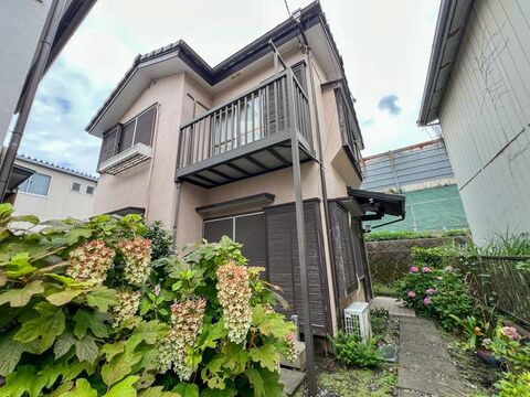 落ち着いたベージュとブラウンの配色が街並みに調和する邸宅 。周囲の視線が気になりにくい奥まった敷地形状で、静かな暮らし