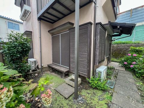 【外観・庭】南東側からの陽当りが期待できる木造2階建。豊かな植栽が建物を彩ります 。