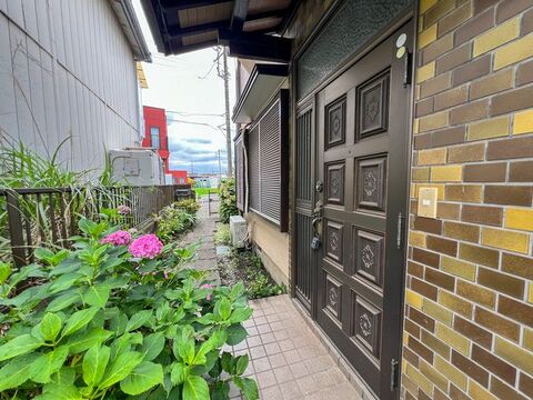 【玄関からの景色】毎日の出入りで四季の移ろいを感じられる、緑に囲まれた心地よい空間です。