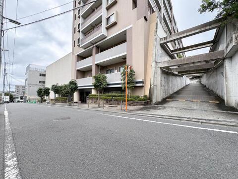 広々とした前面道路に面する、堂々たる佇まいの外観。お車での出入りもスムーズなアプローチです。