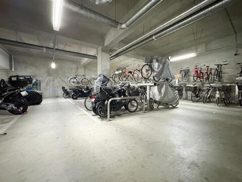 雨や風から大切な自転車・バイクを守る屋内駐輪場。整理整頓しやすく、出し入れもスムーズです。