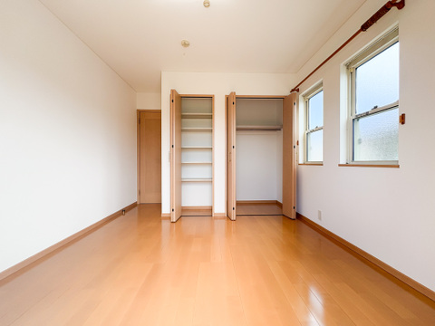 複数設置された窓からは、心地よい採光がお部屋に降り注ぎます。心地の良い空間をお楽しみください。